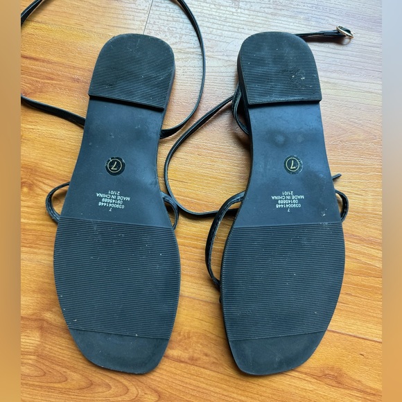 ASOS DESIGN Farnborough minimal toe loop flat sandals in black US 9 - Picture 5 of 5